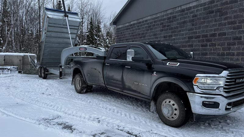 Services de transport avec une remorque dumper